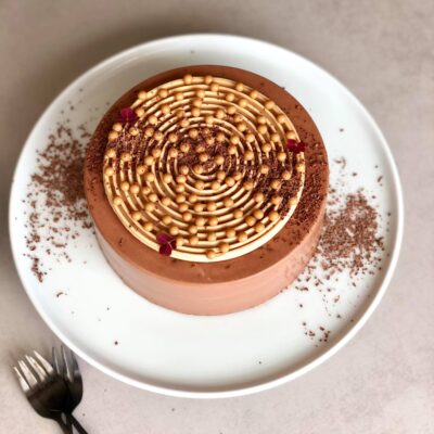Banankage med chokoladestykker toppet med chokolademousse og karamel-cremeux