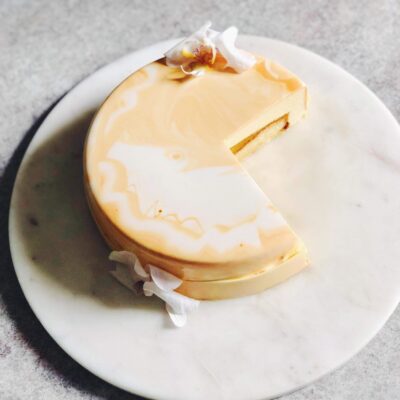 Moussekage med passionsfrugt, mangokompot og blondiebund