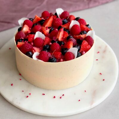 Fødselsdagskager med chokolade, nødder og bær