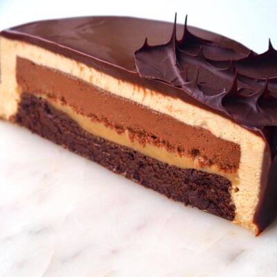 Karamelkage med chokolade og chokoladeglaze