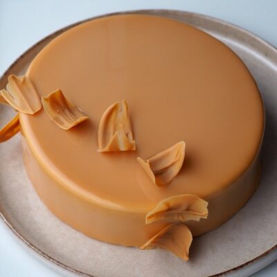 Karamelkage med chokolade og karamelglaze