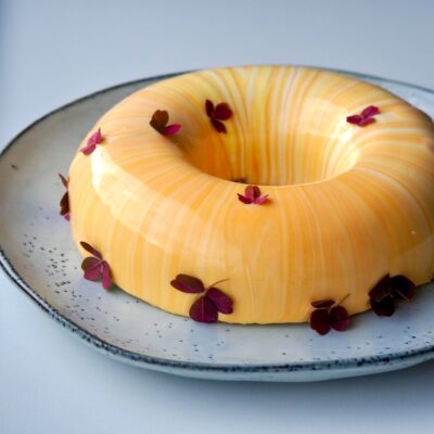 Passionsfrugtkage med mangokompot og pistacie